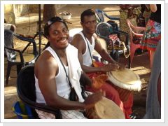 Jährlich veranstaltet TonTon Trommel-Workshops im Januar / Februar in Conakry